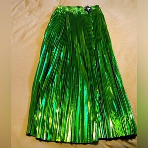 Never worn, I wish I could pull this off because I love the color and fabric!